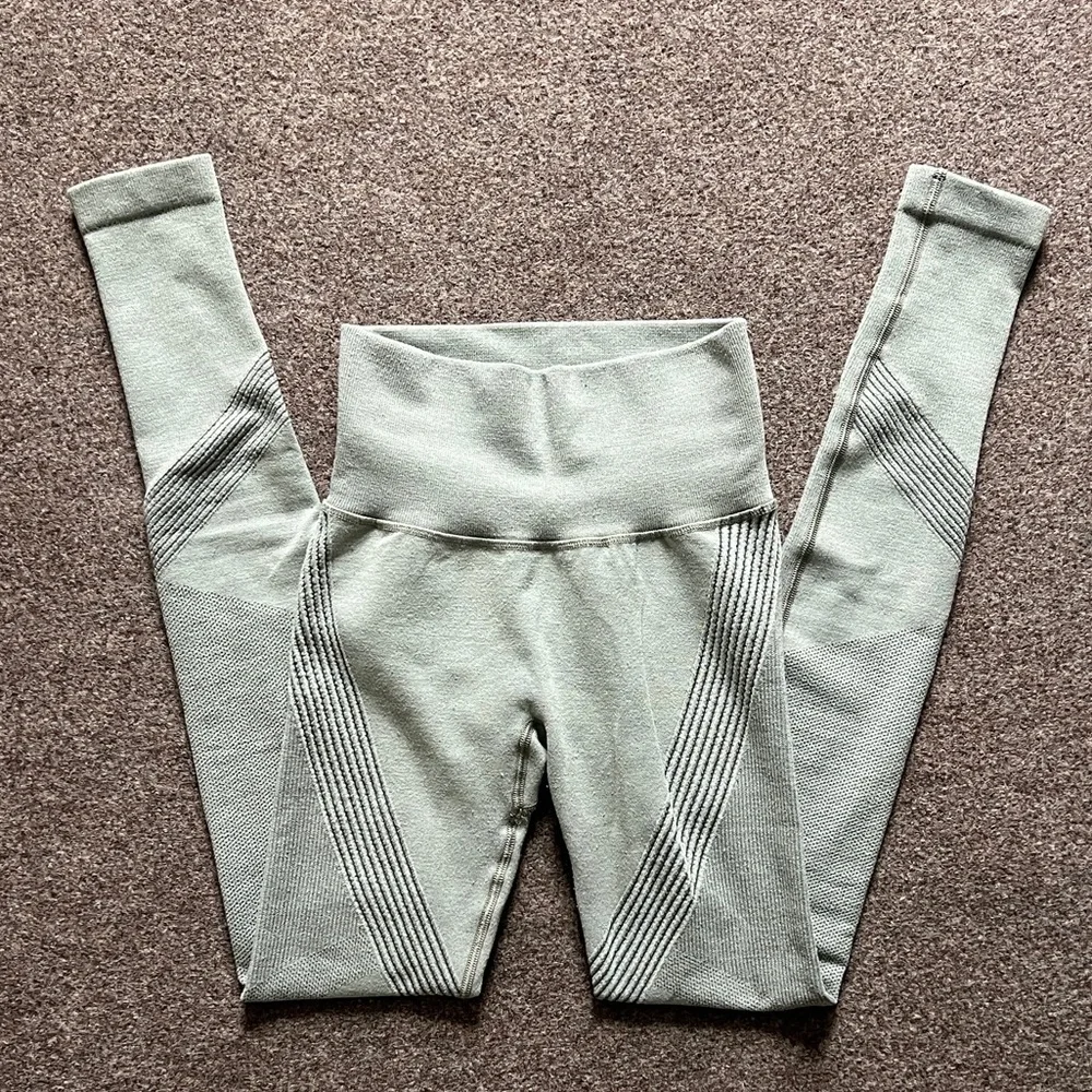 Lululemon Aerial Silk Tight Grey Sage Green Seamless Knit Leggings 28” Size 2